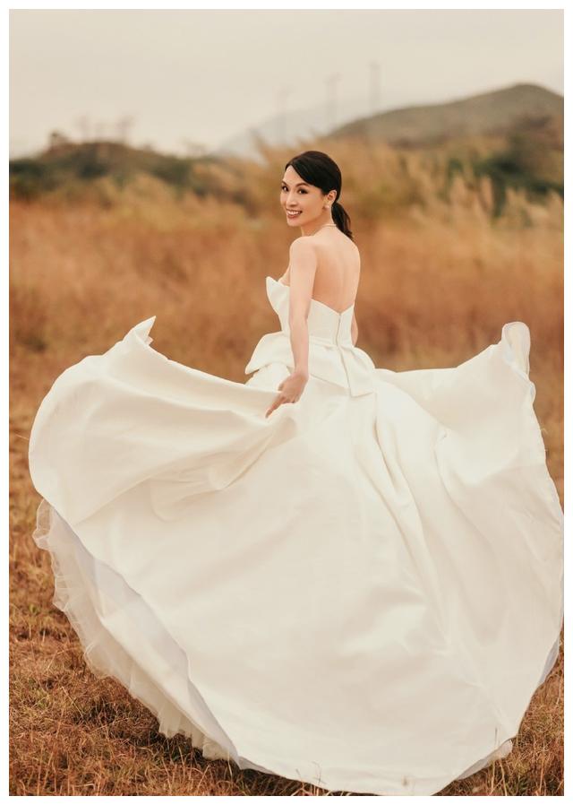 陈炜|亚洲小姐冠军陈炜晒出婚纱照,白色抹胸婚纱凸现高贵大方