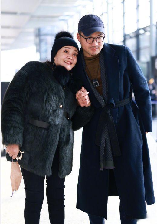 张兰|恋爱了?张兰与男子牵手现身机场,长相帅气身材高大,身份引猜测