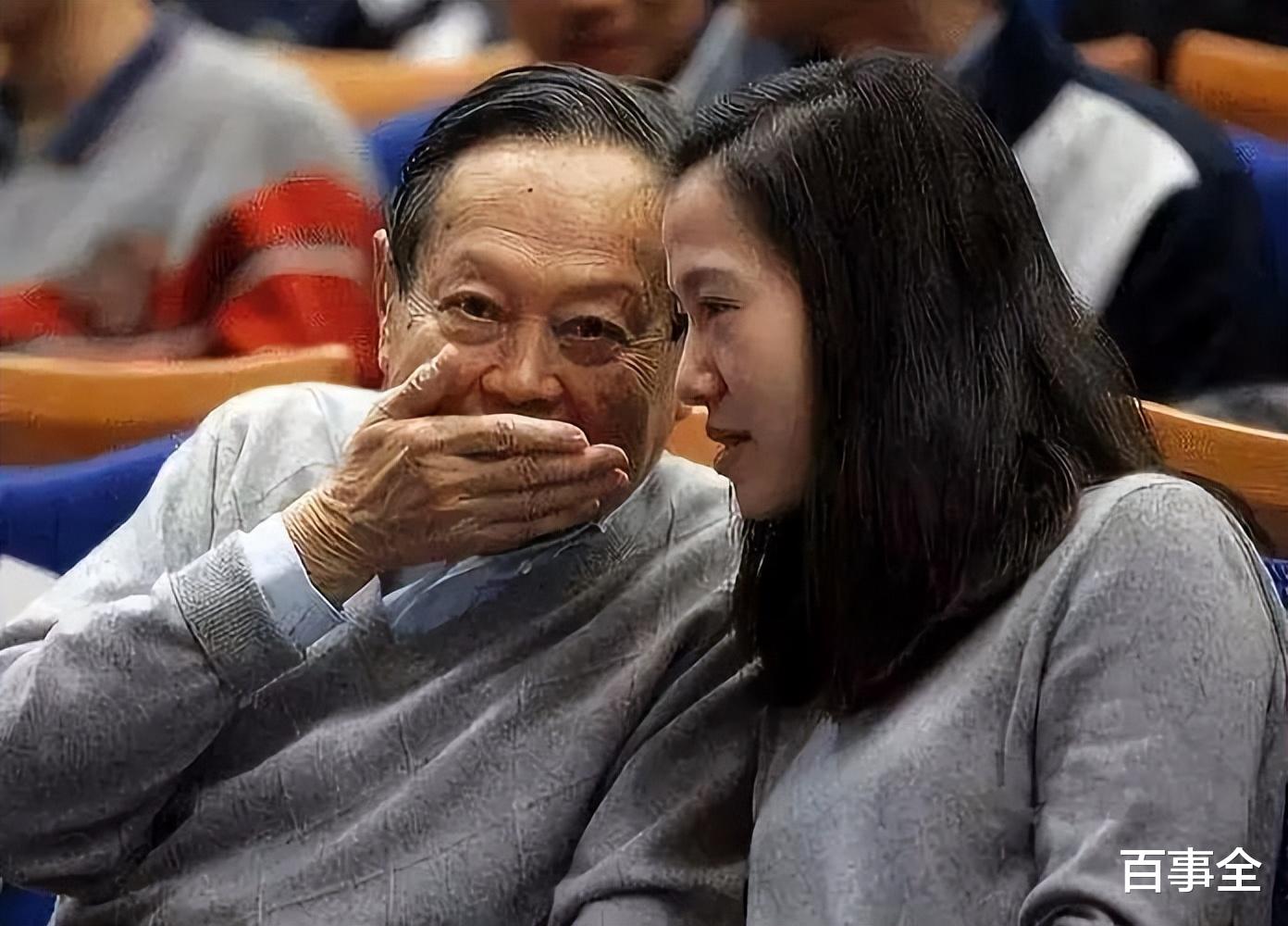 杨振宁|杨振宁摔倒住院,躺病床上面色苍白,网友却称翁帆终于解脱了?