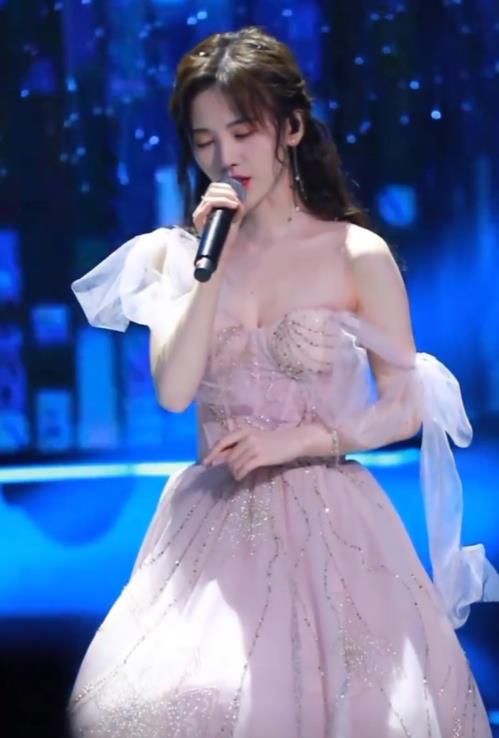 女明星如何应对走光？鞠婧祎肩带滑落淡定演唱，刘涛吓得花容失色