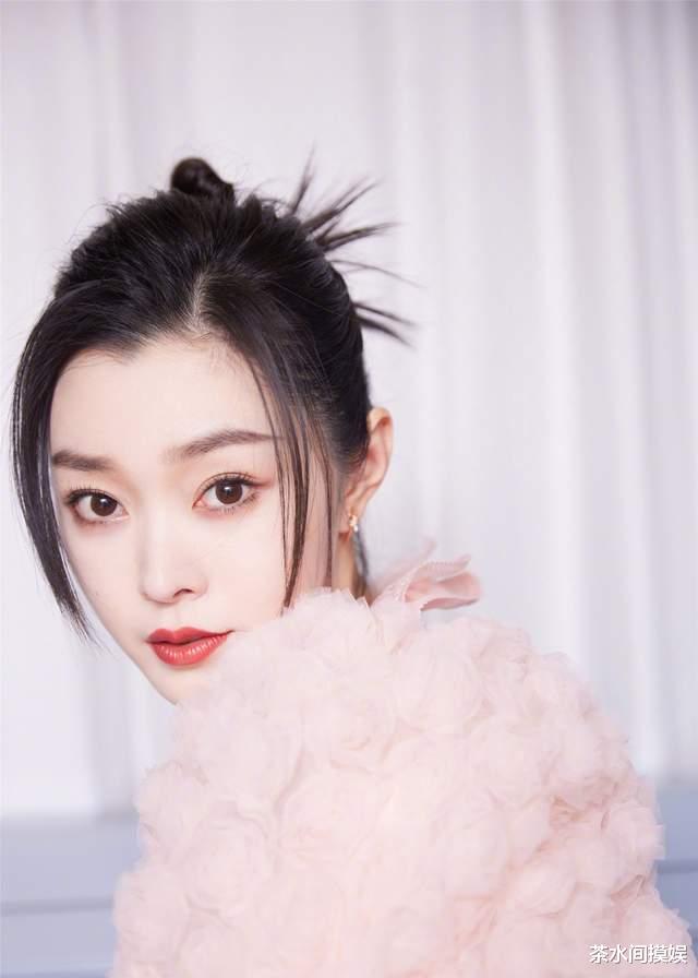 秦岚|高颜值也难驾驭粉色!杨幂胖20斤,刘涛变五五分,刘嘉玲扮嫩失败