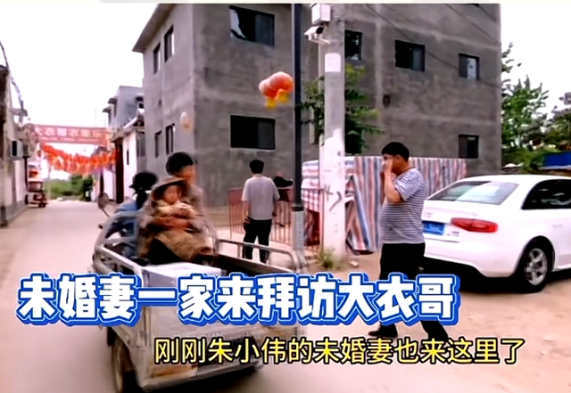 陈萌|睿智的女孩！陈萌去大衣哥家里做客，面对村民拍摄坚决拒绝