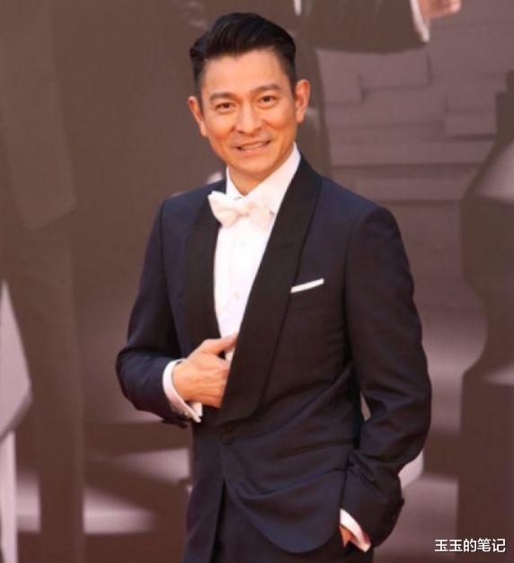 刘德华|刘德华给他颁奖却遭无视，黄子韬在旁都觉尴尬，后被全网抨击
