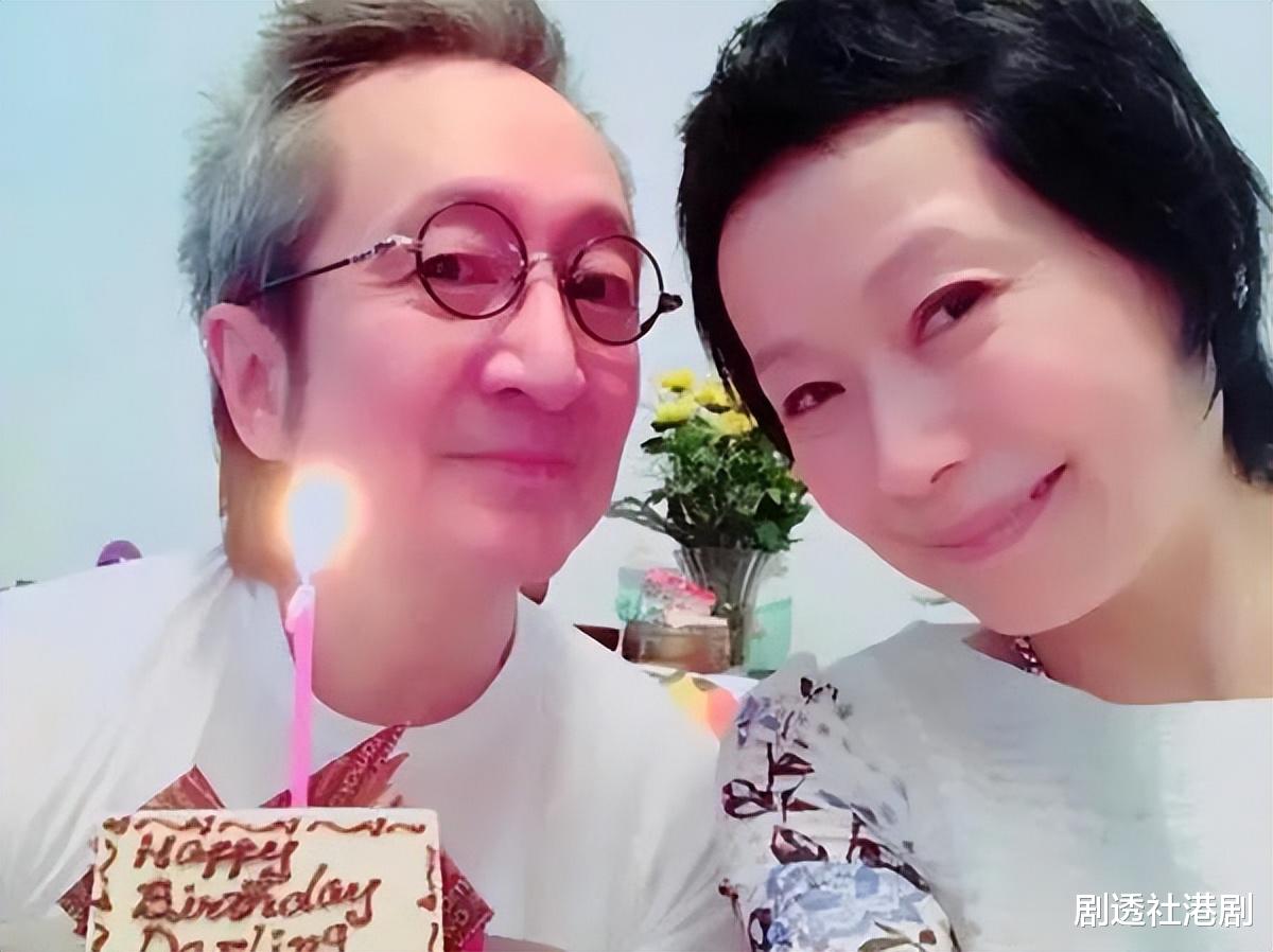 叶童|59岁叶童参加友人聚会!穿豹纹紧身裤素颜现身,真实状态引围观