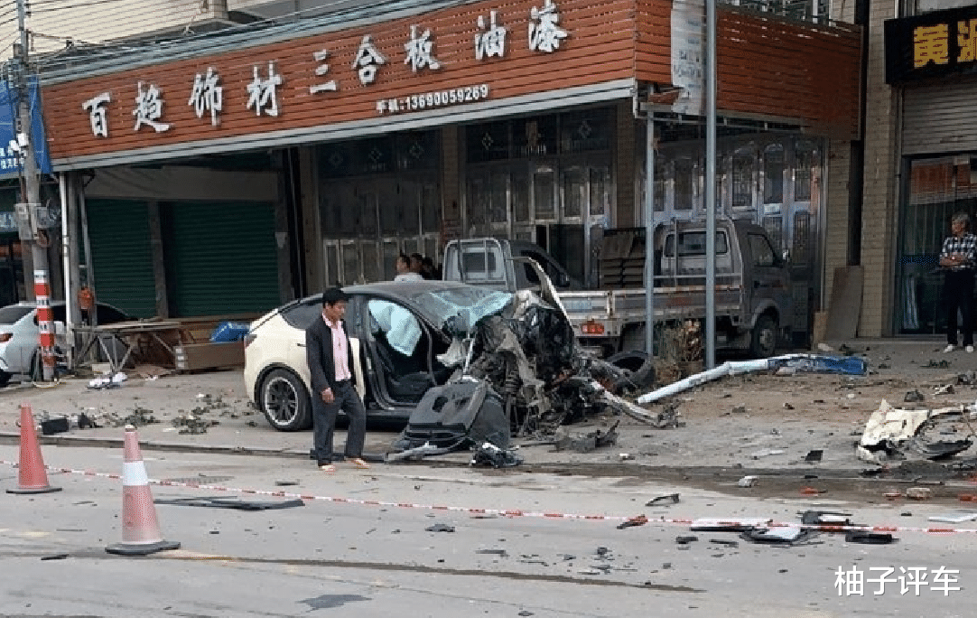 一周内两起失控事件!特斯拉频频翻车,撕下了电动车的“遮羞布”