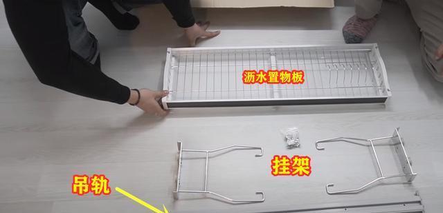 韩国厨房细节到位,吊柜下挂移动置物板,餐具洗好直接放上面沥水