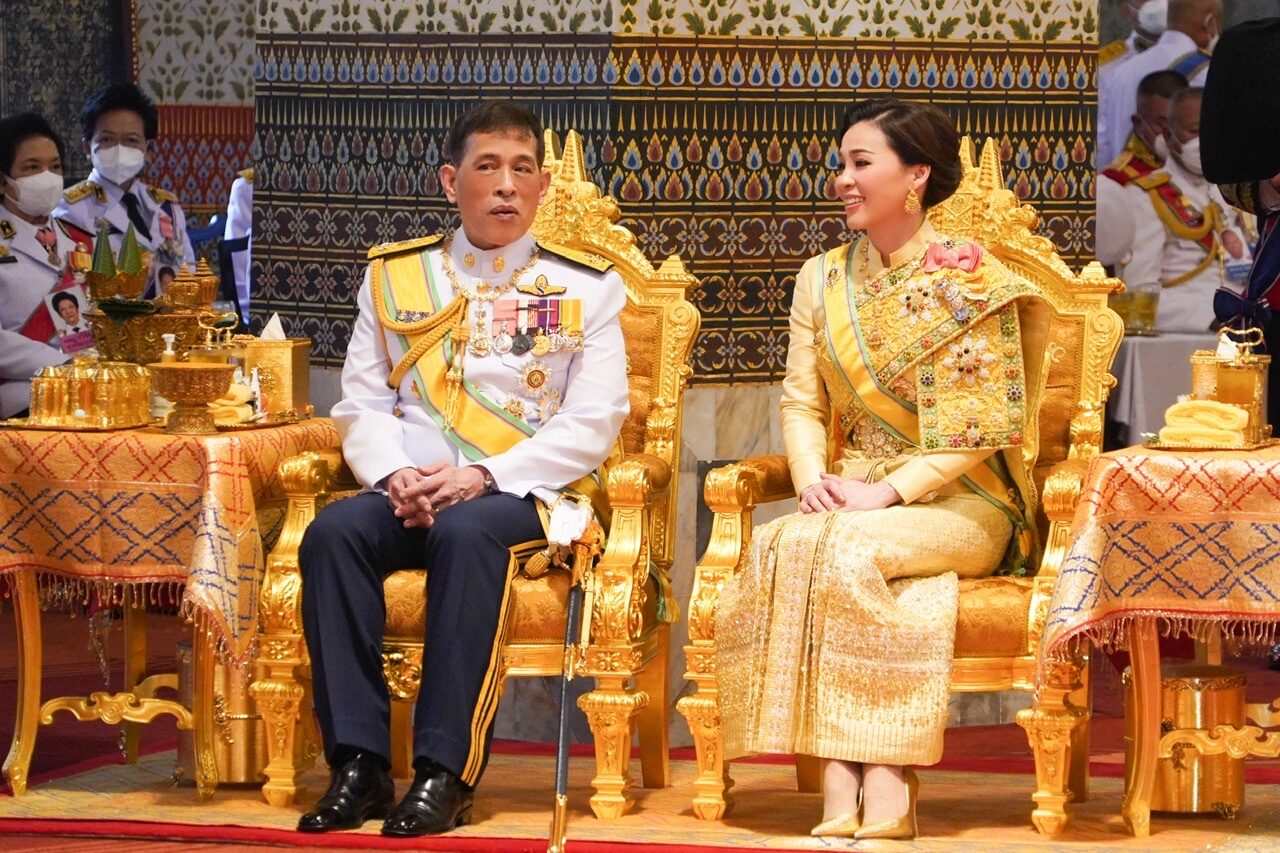 泰国神兽公主拿着相机出席庆典太可爱！穿镶钻金裙，抢苏提达风头