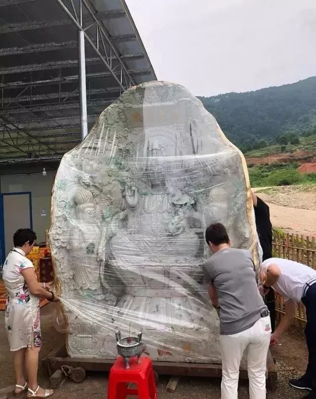 翡翠|土豪楼主请来镇楼之宝，里外包裹3层，全程保安押送，里面竟然是…