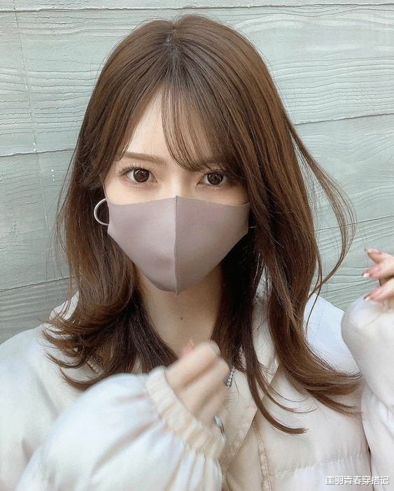 马尾辫 女人不管多忙,出门都尽量打理一下发型,否则衣服搭再好看也白搭