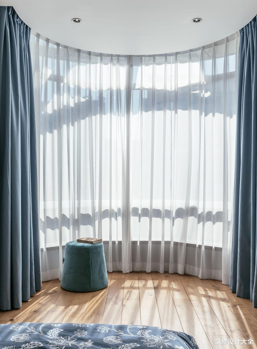 这对夫妻很有远见,客厅不放沙发茶几,让一家人的感情快速升温!