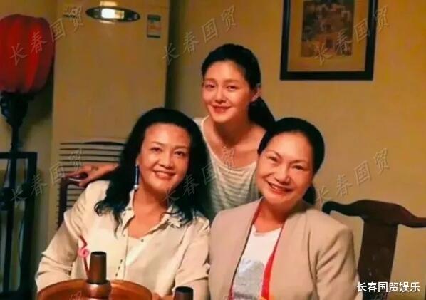 张兰|张兰回怼S妈后人气爆棚，直播在线观众10万+，粉丝增长50万+