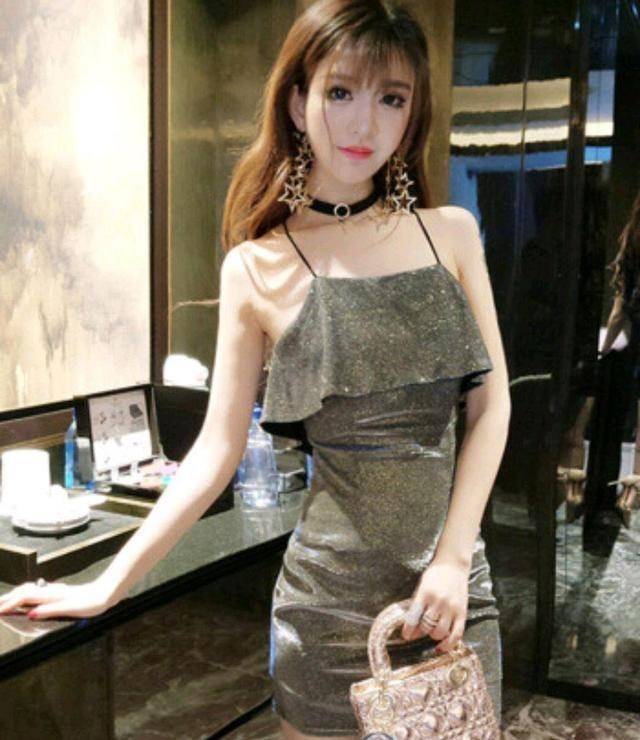 女大学生在宿舍拍大片,手电筒都用上了,网友:看到了未来