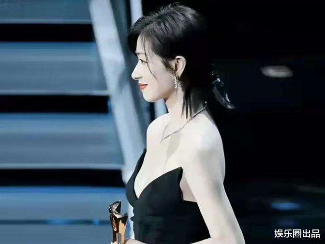 万茜|万茜穿尖领长裙领奖,皮肤白皙身形饱满,侧身状态羡煞旁人