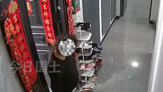 浙江温州：老人把邻居的糕点拿回家，之前多次往门口丢垃圾，倚老卖老拿她没办法