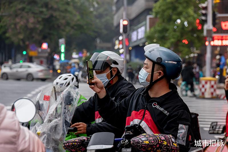 广州一小车恶意碰撞行人引争议:交警到底该不该配枪?