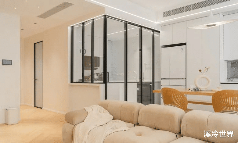 看多了“王心凌男孩”的欧式别墅,甜心教主自己家长啥样?