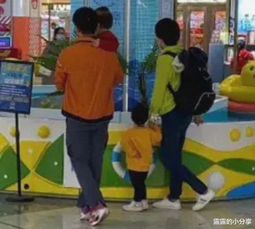 人世间|撒贝宁全家出游，混血儿女曝光，儿子由专人照顾，李白身材抢镜