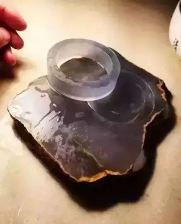 翡翠|如夜明珠般的玻璃种原石,全拿来车珠子了,100万也要打水漂!