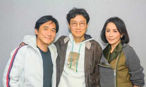 梁朝伟|刘嘉玲晒见面会照，梁朝伟捧脸甜笑超可爱，不愧是“最强站姐，炫夫狂魔”