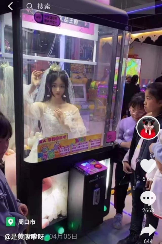 人美心善,女孩网络走红后回馈母校,背后的争议引人深思