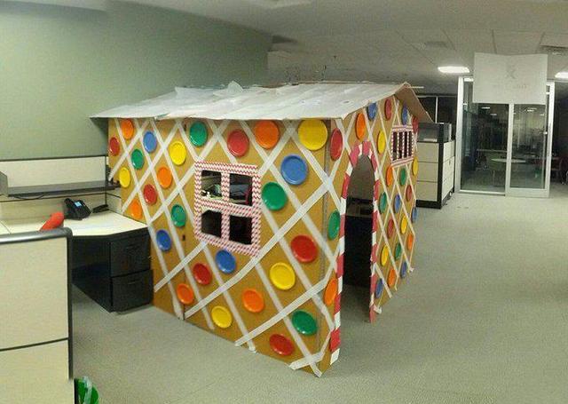 国外新员工问老板能不能装饰工位,老板同意后,万万没想到画风这么浮夸!