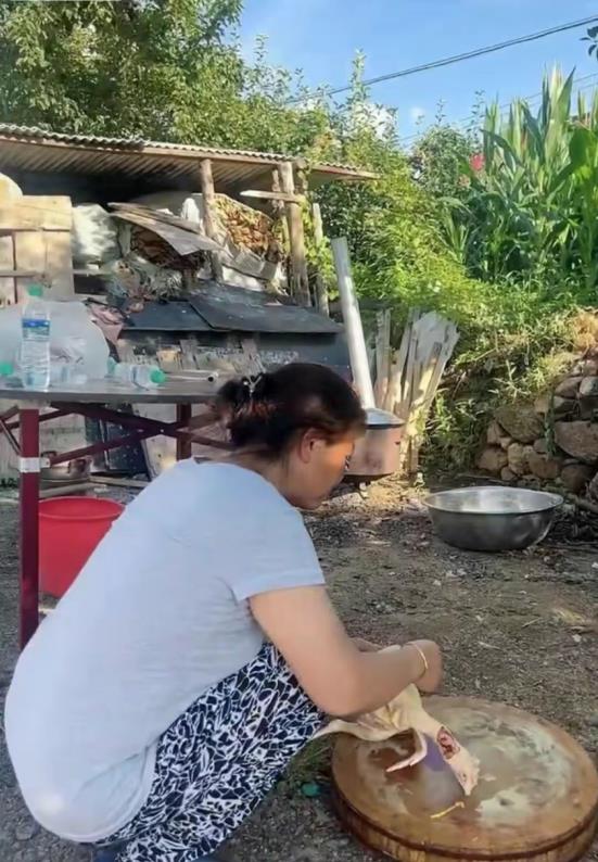 谢永强|乡爱谢永强回农村生活，一边熬药一边带娃，妻子穿着清凉惹争议