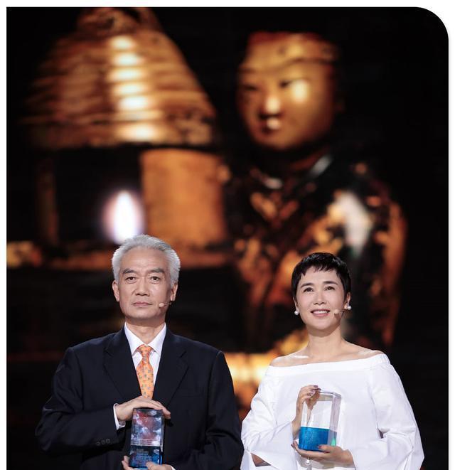 蒋雯丽|马思纯蒋雯丽一起街拍，远看似闺蜜，却是姨娘