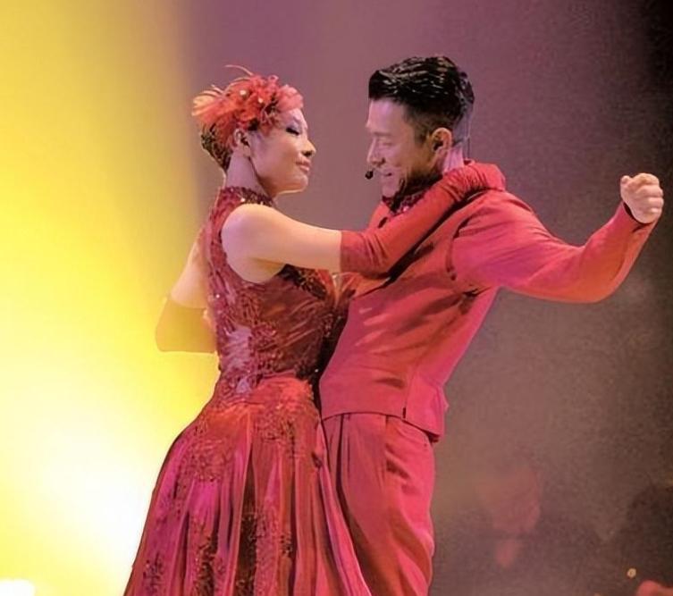 刘德华|作为舞伴陪伴刘德华25年，41岁未婚，刘德华对赖文慧是什么感情？