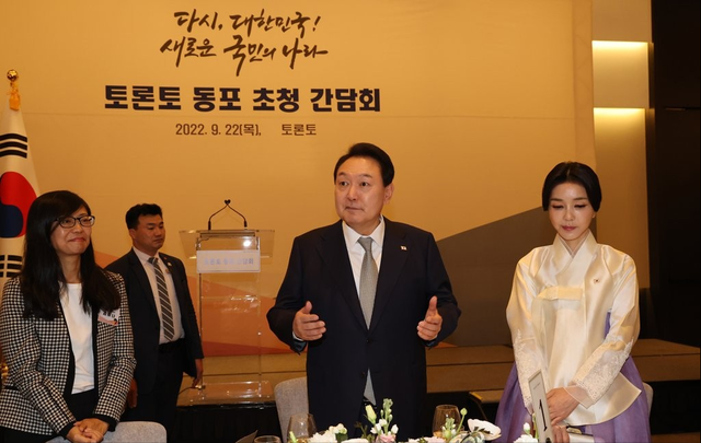 金建希 少女脸太绝了，韩国第一夫人又把韩服穿到加拿大！