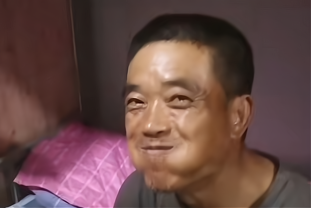 河北男子为了省钱,天天喝白开水就馒头,网友:吃喝不能省