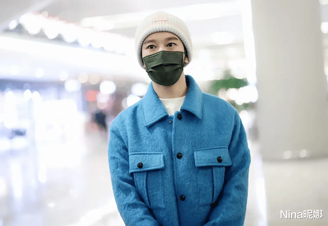 黄晓明|黄晓明偶像包袱太重！走机场脱绿色外套穿西装卡通衫，面对拍摄站定摆拍