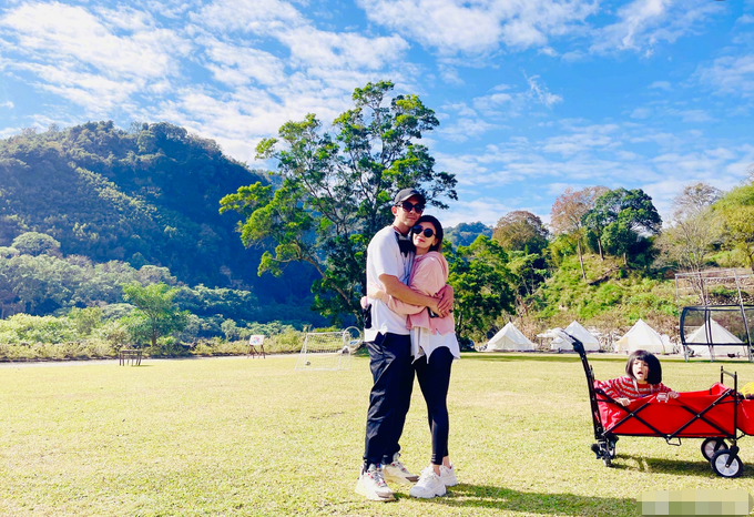 贾静雯|贾静雯穿抹胸裙秀身材！戴绿宝石项链太富贵，皮肤白到发光