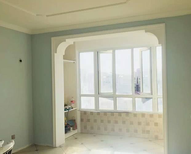 楼上装修,直接把飘窗砸了包进客厅,物业看了不罚款却夸真好看!