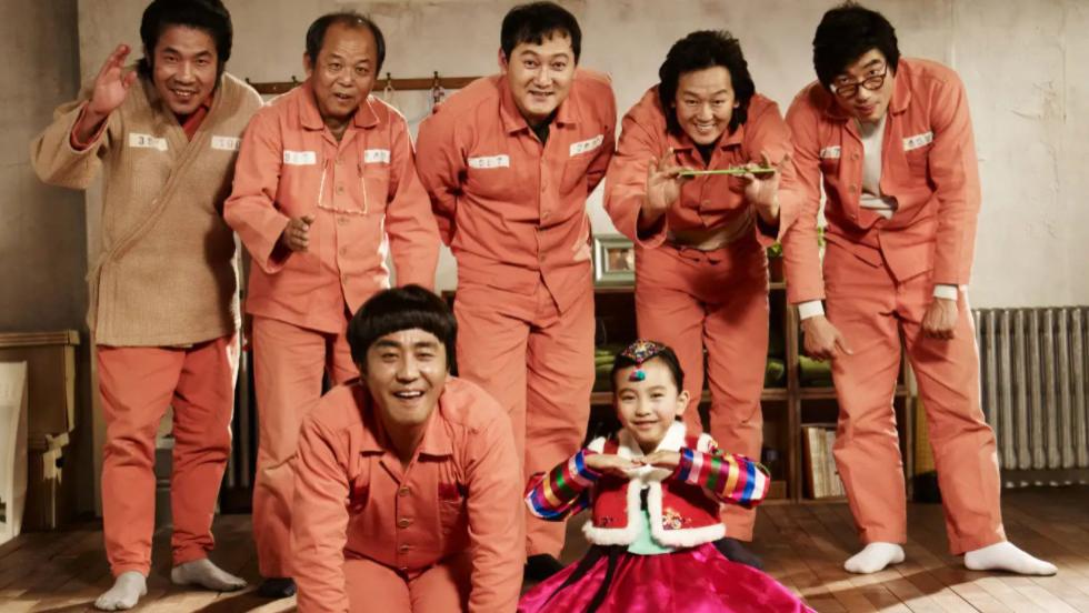 父亲含冤入狱，留下年幼的女儿，电影《七号房的礼物》太感人了