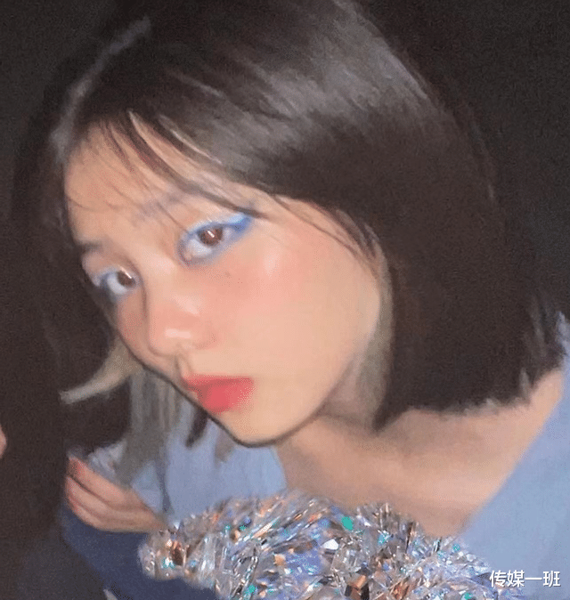 |黄多多深夜晒自拍,夸张的眼影和大红唇,“会打扮”到底是好是坏