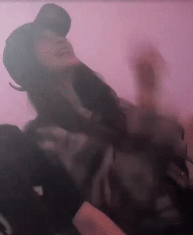 黄晓明|黄晓明带娃被偶遇！扛着小海绵逛环球影城，小海绵探头探脑太可爱