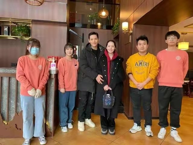 郭碧婷|向太真会养媳妇!郭碧婷穿卫衣吃面胖出双下巴,女儿胖乎乎超呆萌