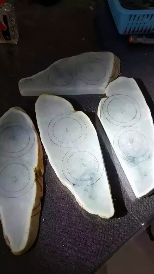 冰种翡翠|新手1000砍下的原石，切出十几条翡翠手镯！