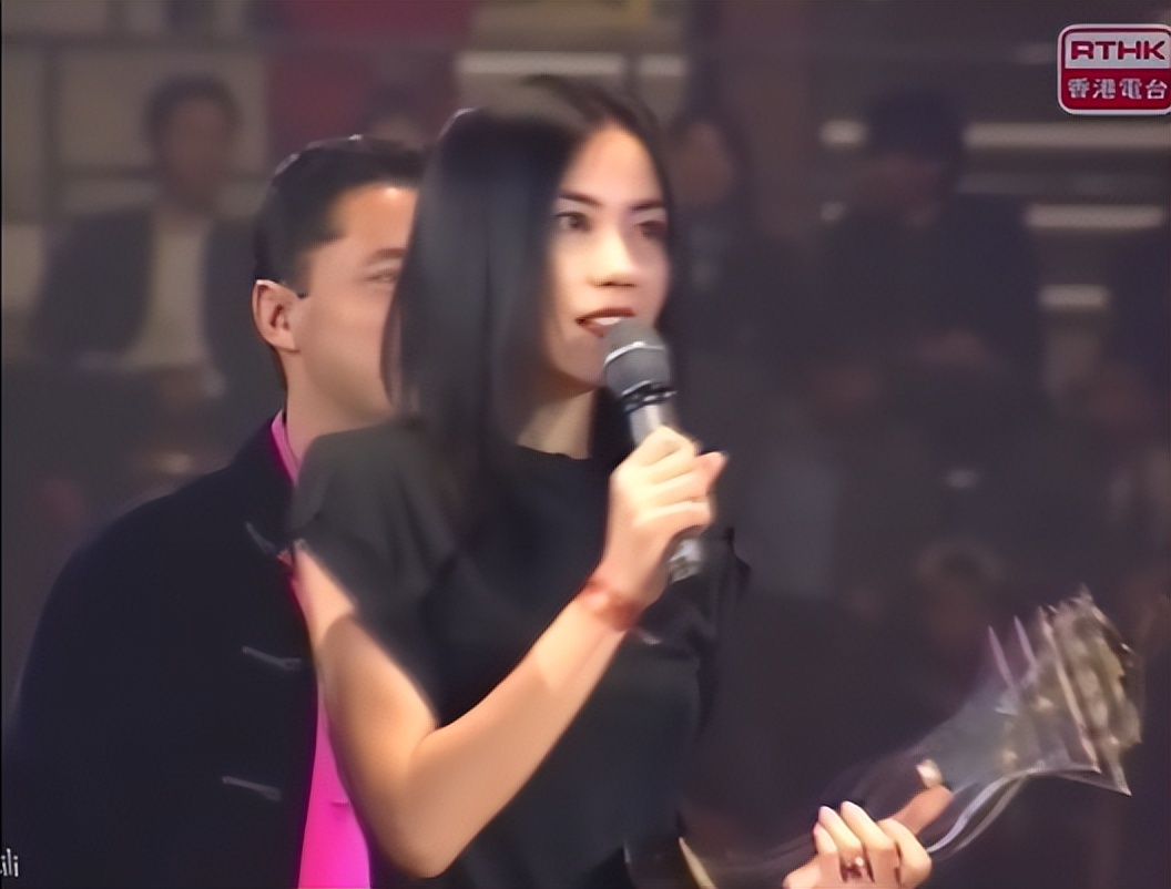 紫薇|天后王菲美丽绝伦，拿奖拿到手软，香港十大中文金曲得奖盘点