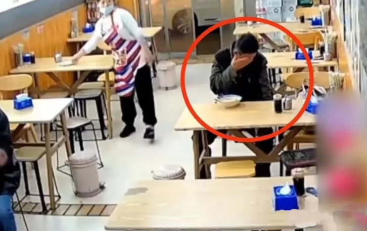 河北石家庄一饭店内,一位大叔在吃面,吃着吃着竟抹起了眼泪