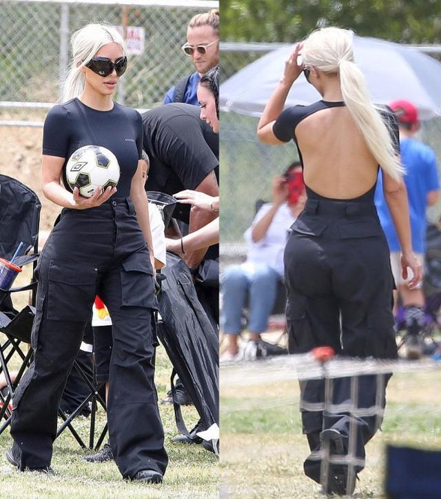 金·卡戴珊|41岁金卡戴珊带儿子踢球，裸露紧致后背显丰韵，气质碾压一众妈妈