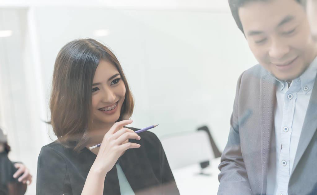 婚姻|50岁领导娶28岁女下属,结婚半年便离婚!女下属哭诉:日子没法过