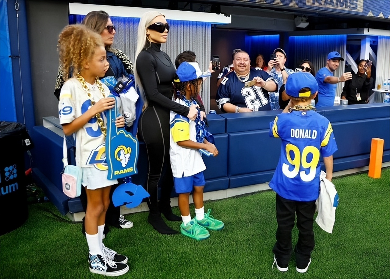 金·卡戴珊|卡戴珊带儿子现身球场!紧身运动服秀傲人身材!球迷争抢拍照留念