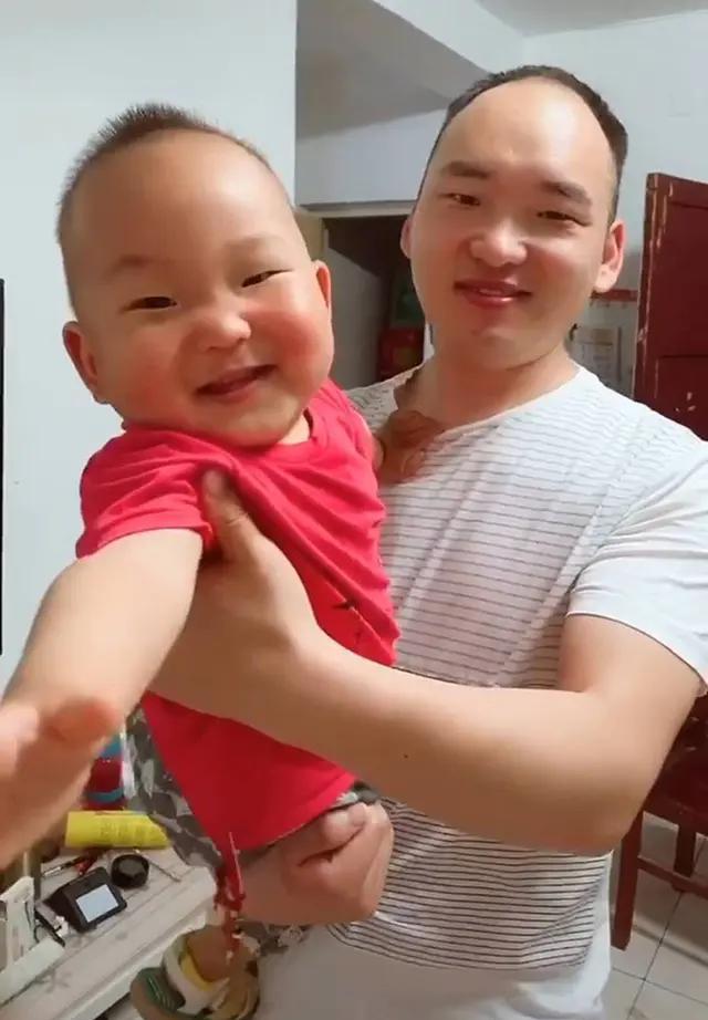 爸爸带娃去做亲子鉴定,却被工作人员拒绝,网友:少花点冤枉钱