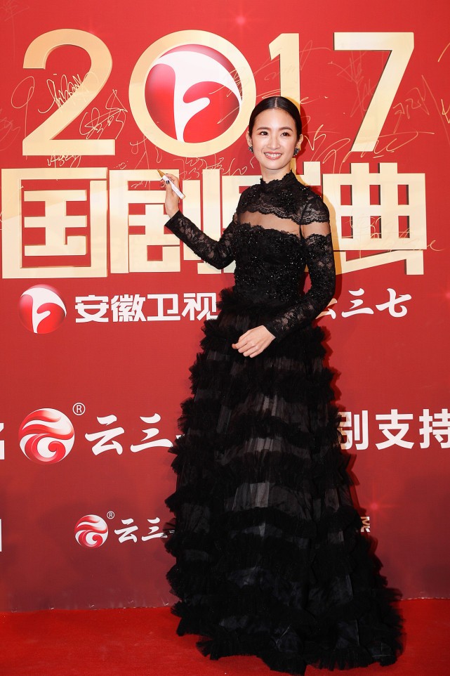 林依晨|林依晨好高贵，一袭黑色蕾丝蛋糕长裙优雅动人，娃娃脸也能hold住