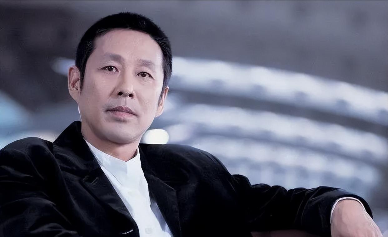 陈道明|同样是老戏骨,陈道明40年婚姻无绯闻,张铁林却抛弃妻女风流一生