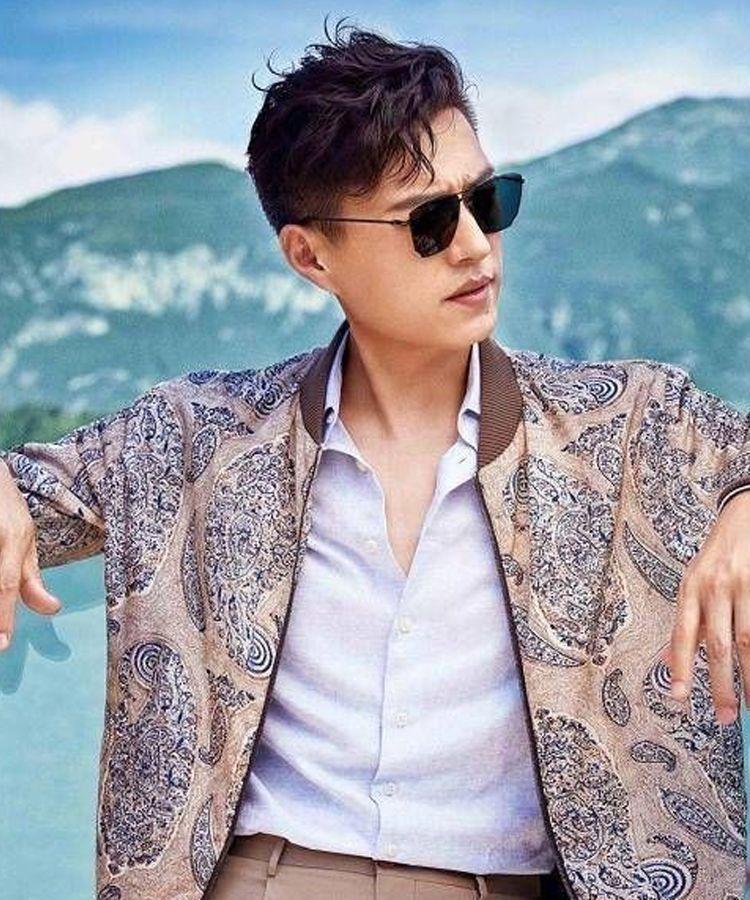 发型 靳东“反油腻”的秘诀：穿基础款、梳偏分发型，45岁也很有男人味