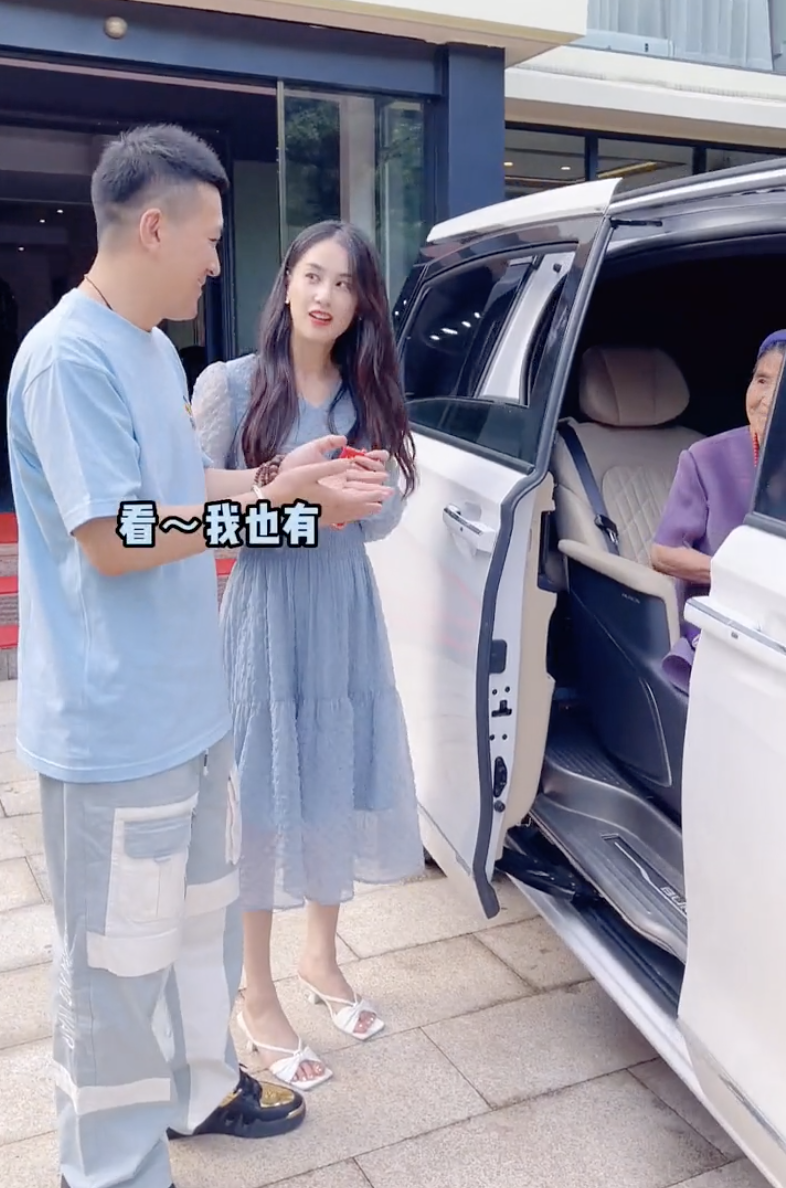 黄圣依|杨子再携黄圣依合体直播,递给对方吃葡萄干,携婆婆拍段子都喊妈