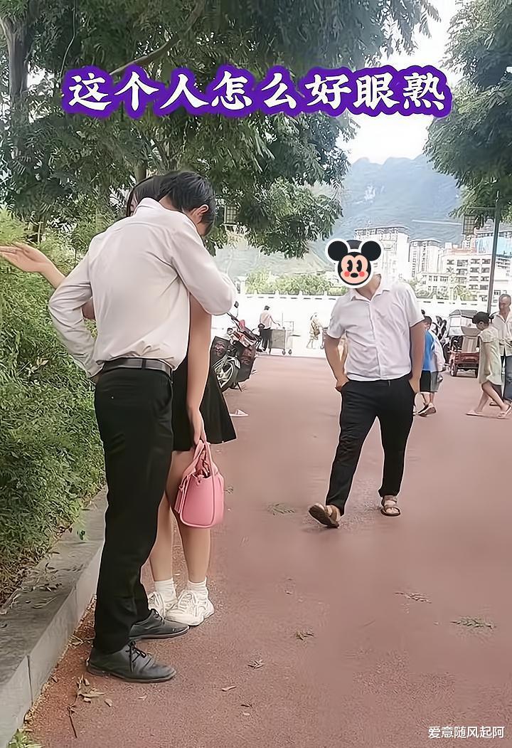 男子逛街看到妻子与其他男子相拥,上前质问:你这样做对得起我吗