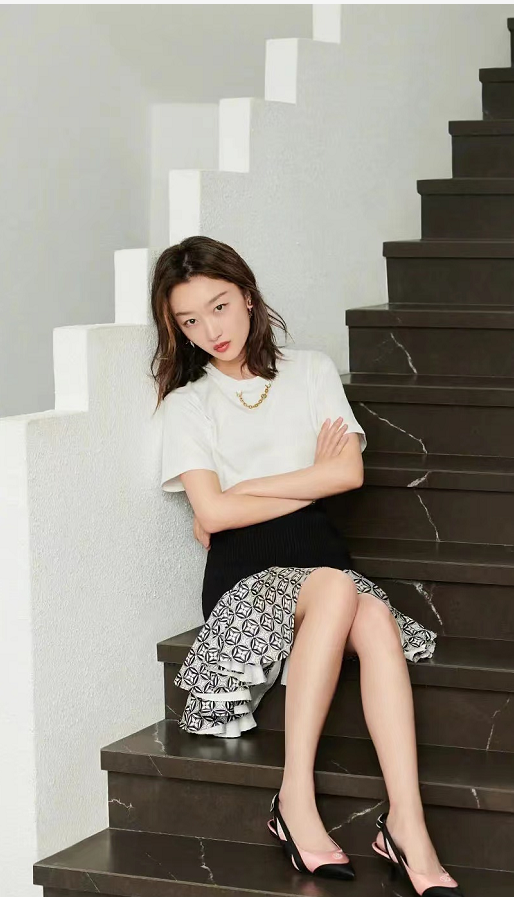 周冬雨|周冬雨不愧是LV心尖宠！新广告穿拼接鱼尾裙赢了刘亦菲，气场超强